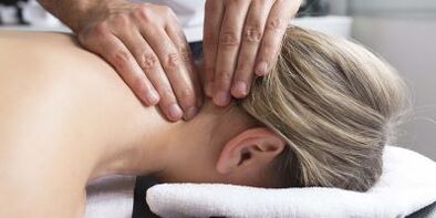 Massage, Nacken und Schultern entspannen, die Symptome der Osteochondrose der Halswirbelsäule lindern. 