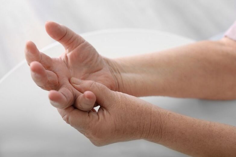 Schmerzen in den Händen und Fingern sind ein häufiges Symptom der zervikalen Osteochondrose. 