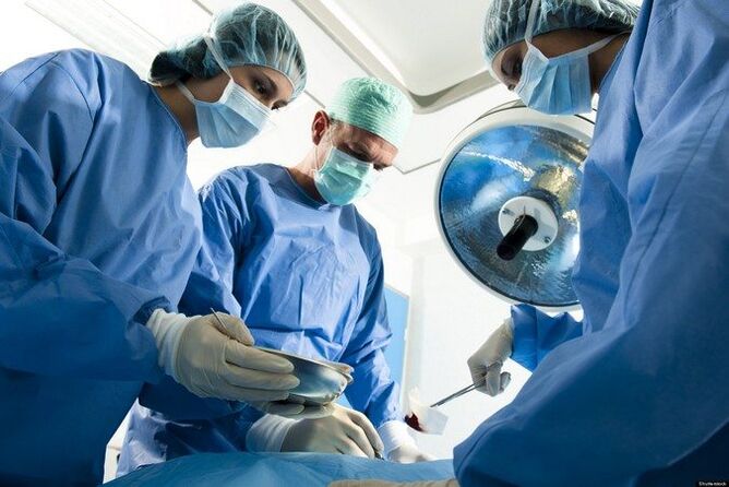 Der Prozess der Durchführung einer Operation an einem erkrankten Gelenk. 