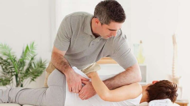 Massage zur Schmerzbehandlung im unteren Rücken