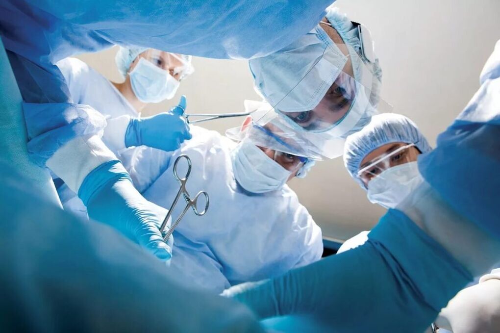 Bei komplizierter thorakaler Osteochondrose wird eine Operation durchgeführt.
