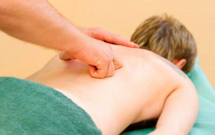 Durchführung einer Brust-Rückenmassage bei Osteochondrose.