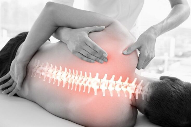 Manuelle Therapiesitzung bei Osteochondrose der Brustwirbelsäule.
